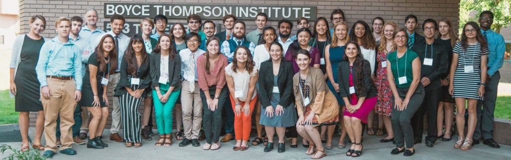 Group photo of the 2018 BTI summer interns in front of the BTI building